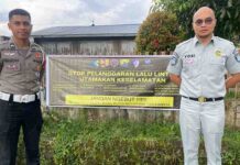 Jasa Raharja dan Satlantas Polres Manggarai  Pasang Spanduk Himbauan di Titik Rawan Laka jasa raharja NTT