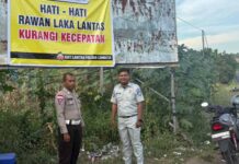 Pemasangan Spanduk Keselamatan Lalu Lintas di Titik Rawan Kecelakaan oleh Jasa Raharja dan Satlantas Polres Lembata Satlantas Polres Lembata