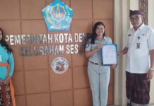 Petugas Jasa Raharja Samsat Pembantu Sesetan Lakukan Kunjungan dan Pendataan Kendaraan di Kantor Kelurahan Sesetan di Kantor Kelurahan Sesetan