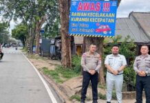 Cegah Kecelakaan, Jasa Raharja Bersama Unit Laka Lantas Polresta Pontianak Pasang Papan Himbauan di Titik Rawan Laka di Titik Rawan Laka