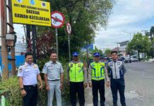 Jasa Raharja Jepara Bersama Forum Komunikasi Lalu Lintas Pasang Rambu Peringatan di Titik Rawan Kecelakaan jasa raharja jateng