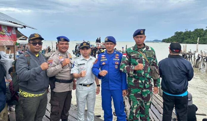 di Dermaga Teluk Suak