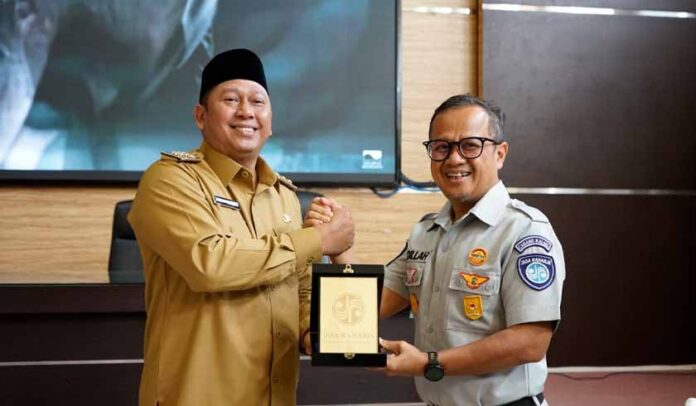 di Halaman Kantor Bupati Barito Kuala di Halaman Kantor Bupati Barito Kuala