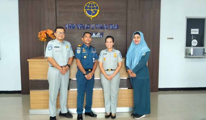 di Kawasan Pelabuhan Pulau Baai