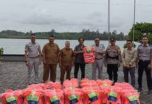 Jasa Raharja Serahkan Life Jacket ke Operator Kapal Penumpang di Kijang Bintan di Kijang Bintan