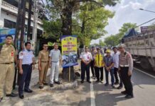 Jasa Raharja dan Forum Komunikasi Lalu Lintas Sragen Pasang Rambu di Titik Rawan Kecelakaan di Titik Rawan Kecelakaan