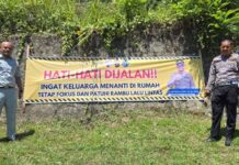 Jasa Raharja Sumatera Barat dan Satlantas Polres Pesisir Selatan Lakukan Pemasangan Spanduk Himbauan di Titik Rawan Laka Lantas di Titik Rawan Laka Lantas