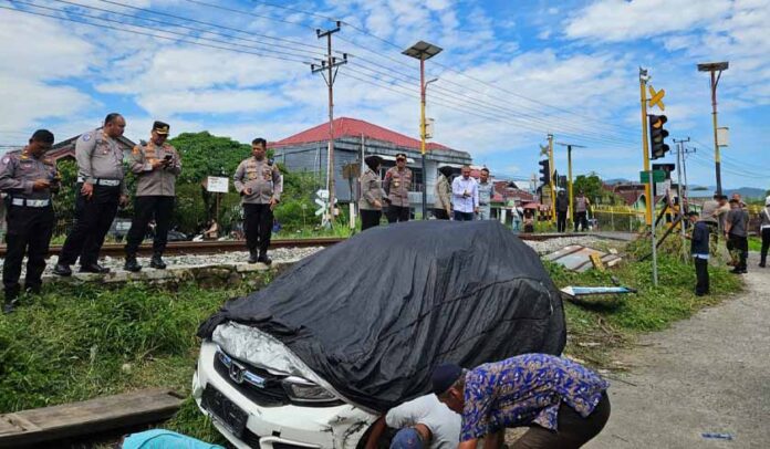 Tertemper Kereta Api di Padang Tertemper Kereta Api di Padang
