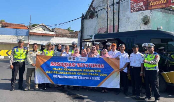 di Alun-alun Kabupaten Demak di Alun-alun Kabupaten Demak