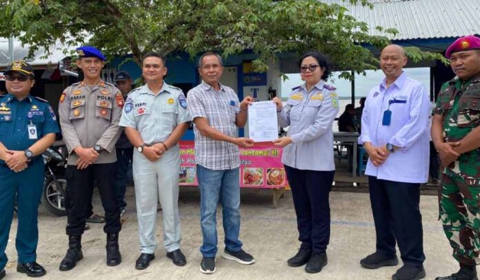 di Dermaga Teluk Suak–Pulau Lemukutan di Dermaga Teluk Suak–Pulau Lemukutan