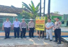 Jasa Raharja Pati Bersama Stakeholder Pasang Spanduk dan Papan Himbauan Keselamatan di Titik Rawan Kecelakaan jasa raharja jateng