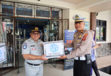 Jasa Raharja Cabang Sukabumi Dukung Hari Keselamatan dengan Membagikan Helm SNI kepada Wajib Pajak dan Pengendara Motor Pengendara Motor