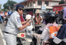 Peduli Keselamatan, Jasa Raharja Sumbar Bagikan Souvenir dan Edukasi di Perlintasan Kereta Api Perlintasan Kereta Api