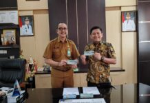 Apresiasi Kepatuhan Pajak Kendaraan, Jasa Raharja Menyerahkan Bantuan Voucher BBM ke Samsat Balikpapan Samsat Balikpapan