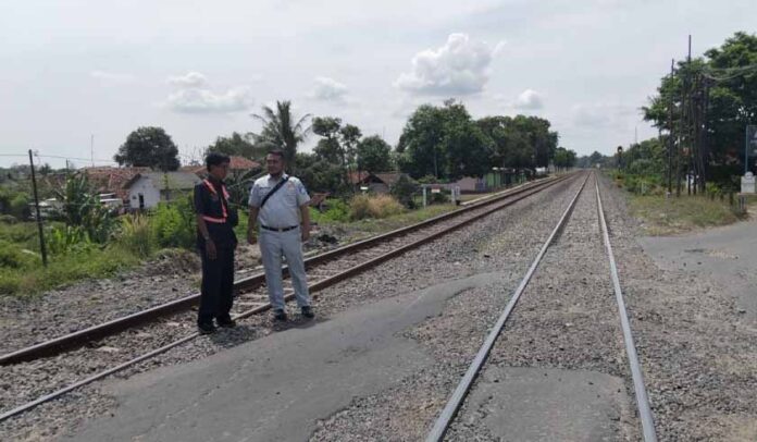 Sebidang Rel Kereta Api Sebidang Rel Kereta Api