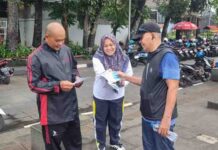 Jasa Raharja Cabang Sukabumi Ajak Masyarakat Manfaatkan Program Pemutihan Pajak Melalui Pembagian Flyer di Lapangan Merdeka jasa raharja jabar