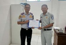 Jasa Raharja Serahkan Program Tanggung Jawab Sosial dan Lingkungan (TJSL) Bantuan Pengadaan Dan Pemasangan Lampu Sorot Dermaga Di Kabupaten Sekadau jasa raharja kalbar