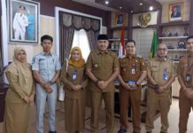 Tim Pembina Samsat Pelaihari Lakukan Audiensi dengan Bupati Tanah Laut, Penyerahan Data Tunggakan Kendaraan Dinas Plat Merah Kendaraan Dinas Plat Merah