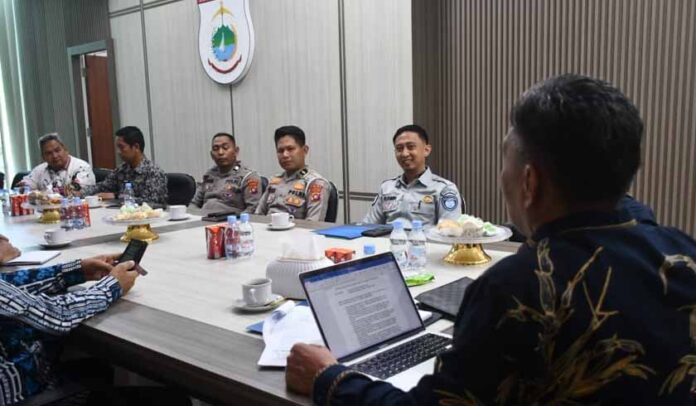 Untuk Terus Tersinergi Dengan Seluruh Stakeholder Untuk Terus Tersinergi Dengan Seluruh Stakeholder