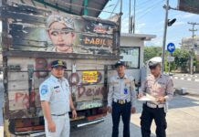 Operasi Gabungan Sekaligus Penempelan Stiker Himbauan di Bak Truk Dalam Upaya Keselamatan Lalu Lintas di Kabupaten Magelang Kabupaten Magelang