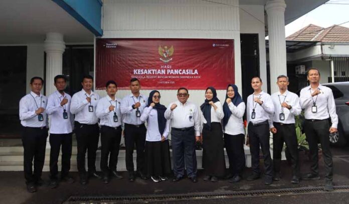 dan Pelayanan Publik dan Pelayanan Publik