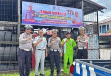 Jasa Raharja Sumbar Bersama Satlantas Pasaman Pasang Spanduk Imbauan di Daerah Rawan Kecelakaan di Daerah Rawan Kecelakaan
