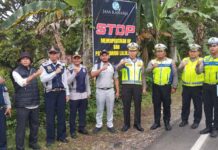 Jasa Raharja Magelang Bersama Dirlantas Polda Jateng Pasang Spanduk Himbauan di Lokasi ‘Blackspot’ Wonosobo di Lokasi 'Blackspot' Wonosobo