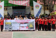 Jasa Raharja Turut Serta Melaksanakan Pemasangan Spanduk Edukasi di SMK 1 Kecamatan Balai Kabupaten Sanggau jasa raharja kalbar