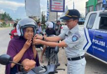 Jasa Raharja Sintang Bersama Forum Komunikasi Lalu Lintas Dorong Kesadaran Pengguna Jalan untuk Kurangi Risiko Fatalitas, Melalui Pembagian Helm Melalui Pembagian Helm