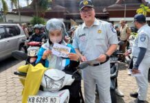 Jasa Raharja Kalbar Sosialisasikan Program Relaksasi Pembebasan Denda Pajak dan SWDKLLJ Saat kegiatan Operasi Zebra Kapuas 2025 Operasi Zebra Kapuas 2025