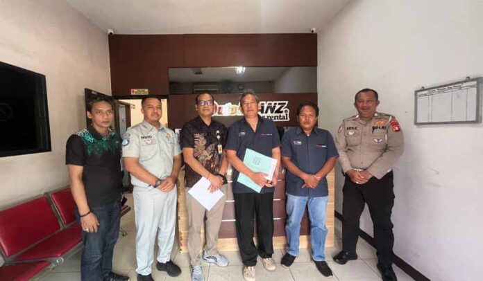 Warga Urus Pajak Kendaraan Warga Urus Pajak Kendaraan