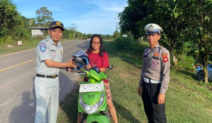 dengan Pembagian Helm Gratis