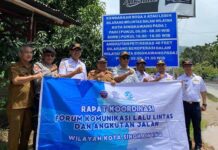 Tindak Lanjuti FKLL Singkawang, Jasa Raharja Pasang Rambu Jam Operasional Tronton di Gerbang Batas Singkawang di Gerbang Batas Singkawang