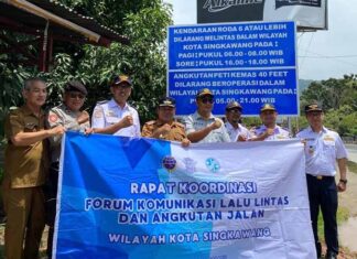 Tindak Lanjuti FKLL Singkawang, Jasa Raharja Pasang Rambu Jam Operasional Tronton di Gerbang Batas Singkawang di Gerbang Batas Singkawang