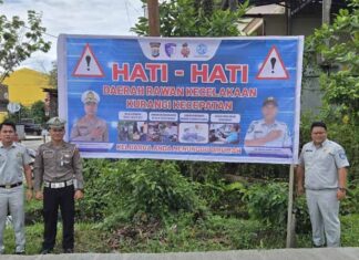 Sinergi Jasa Raharja Cabang Tarakan dan Kamsel Polresta Bulungan dalam Pemasangan Spanduk Himbauan di Titik Rawan Laka Lantas di Titik Rawan Laka Lantas