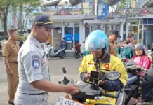 Tingkatkan Kepatuhan Wajib Pajak, Tim Pembina Samsat Balikpapan Laksanakan Operasi Gabungan di Titik Strategis Kota Balikpapan di Titik Strategis Kota Balikpapan