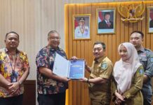 Jasa Raharja Kepri Serahkan Buku Action Plan SWDKLLJ Tahun 2024 kepada Kepala Bapenda Provinsi Kepulauan Riau jasa raharja kepri