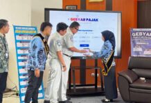 Samsat Banjarbaru dan Kotabaru Anugerahkan Penghargaan Taat Pajak serta Gebyar Panutan Pajak Kendaraan Bermotor Tahun 2025 Taat Pajak serta Gebyar Panutan