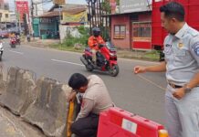 Jasa Raharja dan Polresta Tangerang Gelar Aksi Keselamatan Jalan Raya Melalui Pemasangan Stiker Reflektor di Pembatas Jalan Kabupaten Tangerang di Pembatas Jalan Kabupaten Tangerang