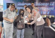 Kepala PT Jasa Raharja Cabang Tasikmalaya Bersama Kasubdit Kamsel Polda Jabar Bagikan Souvenir kepada Wisatawan di Pos Pelayanan Terpadu Pangandaran