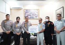 Jasa Raharja Kalsel Serahkan Bantuan TJSL untuk Dukung Program Safety Riding Ditlantas Polda Kalsel jasa raharja kalsel