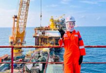 Perempuan di Garda Depan Energi Nasional: Kisah Tangguh dari Laut dan Daratan perempuan