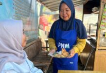 Holding Ultra Mikro Terbukti Tingkatkan Kesejahteraan, Perempuan Ini Sukses Kembangkan Usaha Rumahan hingga Jadi Andalan Transaksi Warga melalui BRILink Agen Holding Ultra Mikro