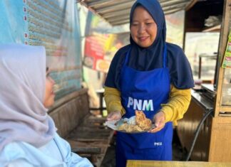 Holding Ultra Mikro Terbukti Tingkatkan Kesejahteraan, Perempuan Ini Sukses Kembangkan Usaha Rumahan hingga Jadi Andalan Transaksi Warga melalui BRILink Agen Holding Ultra Mikro